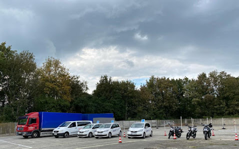 Plac manewrowy OSK Robert Głubczyce — auta szkolne z tablicami L i motocykle